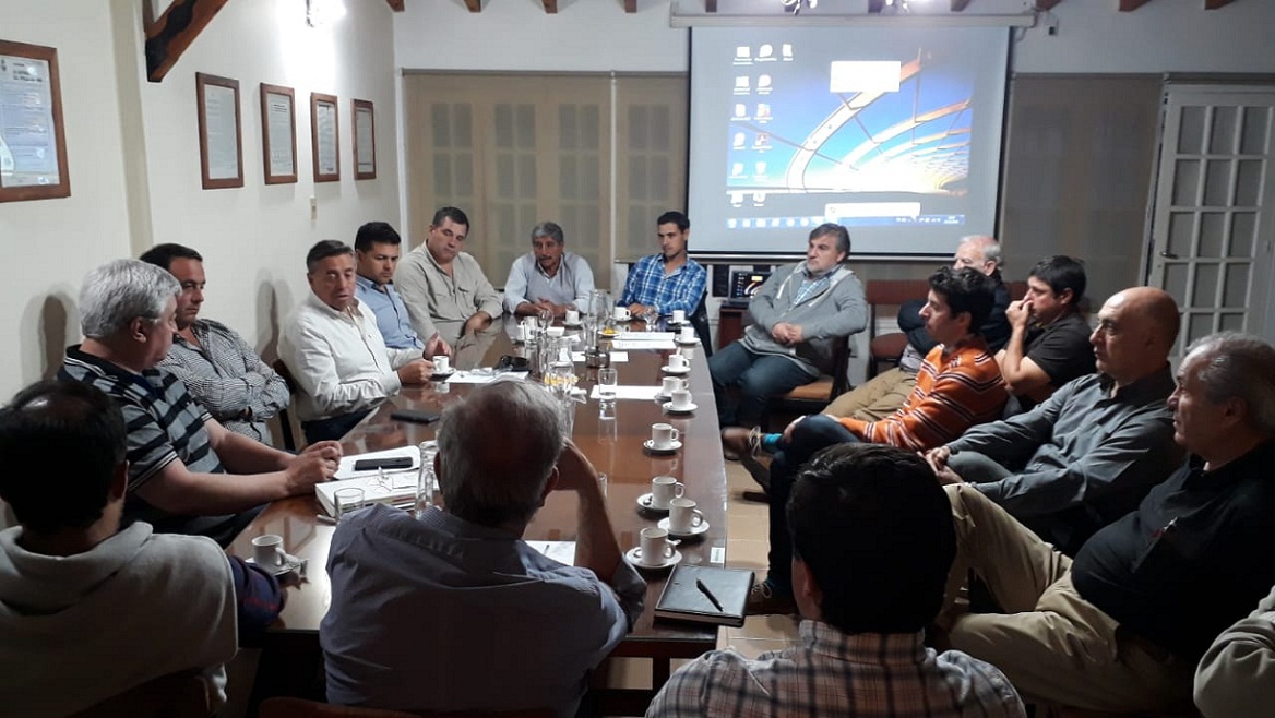 Foto para: Reunión de Comisión Directiva con la presencia del Superintendente del Dpto. Gral. de Irrigación, Sr. Sergio Marinelli. 